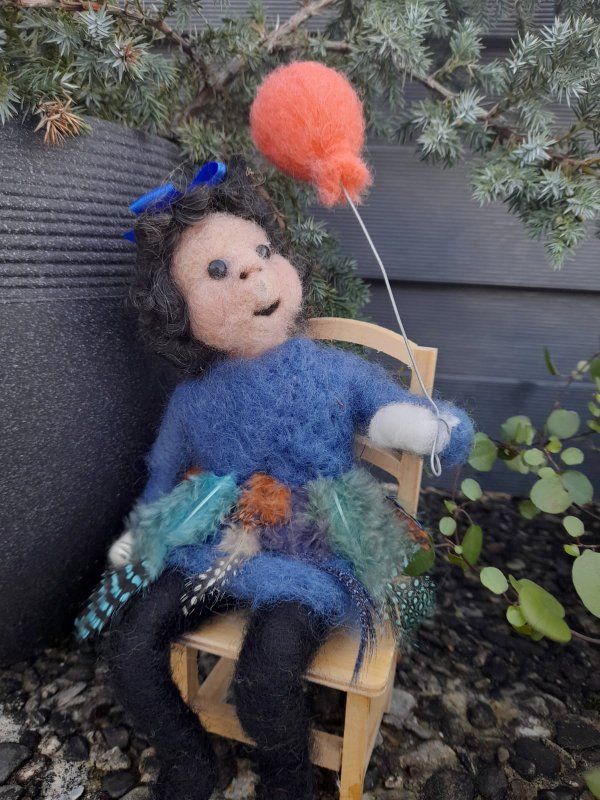 1 PHOTO 2020oma auf stuh2 11 22 21 12 01